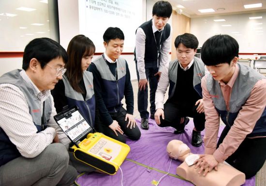홈플러스 임직원들이 19일 서울 등촌동 홈플러스 강서점에서 심폐소생술(CPR)과 자동심장충격기(AED) 사용법을 실습하고 있다.