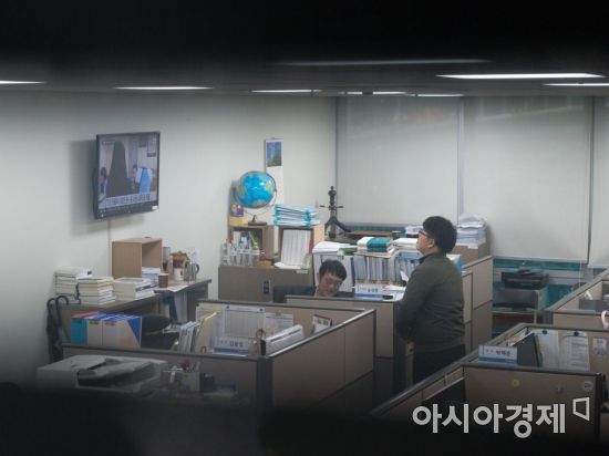 [포토] 뉴스 속보 확인하는 김경수 의원실