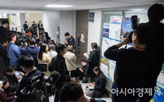 [포토] 압수수색 소식에 취재진 몰린 김경수 의원실