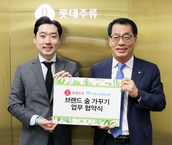 롯데주류 이종훈 대표와 트리플래닛 김형수 대표가 업무협약을 체결하고 있는 모습.