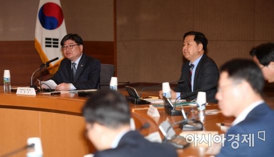 [포토]추경 대응 TF 회의 주재하는 김용진 기획재정부 2차관