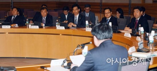 [포토]추경 대응 TF 회의, 김용진 모두발언 듣는 참석자들