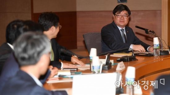 [포토]회의에 앞서 대화하는 김용진 기획재정부 2차관