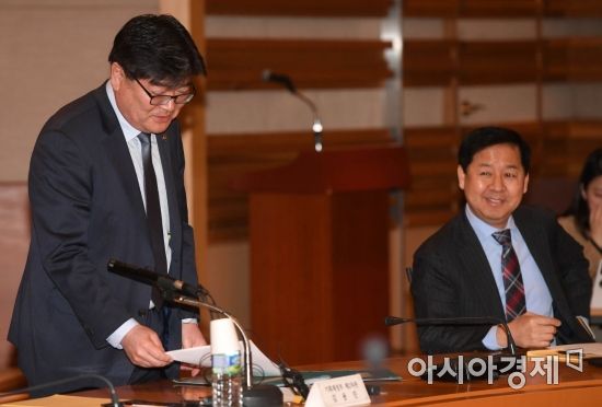 [포토]회의 참석하는 김용진 기재부 2차관 