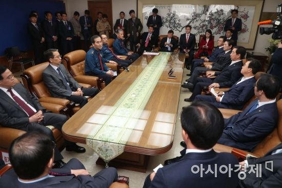 [포토] 자유한국당 의원들과 면담하는 이주민 서울경찰청장