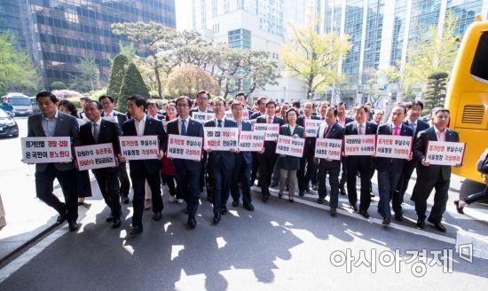 [포토] 서울경찰청으로 들어서는 자유한국당 의원들
