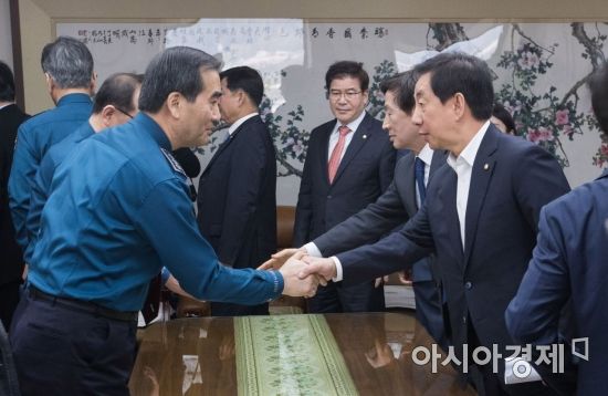 [포토] 이주민 서울경찰청장과 악수하는 김성태 원내대표