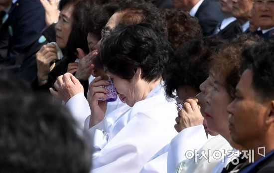 [포토] 눈물 흘리는 4.19혁명 유가족