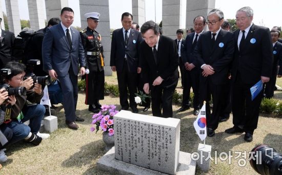 [포토] 4.19혁명 희생자 묘역 참배하는 이낙연 총리