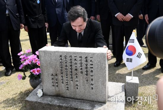 [포토] 김주열 열사 참배하는 이낙연 총리
