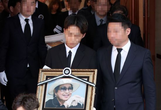 은막의 여제 우리 곁을 떠나다