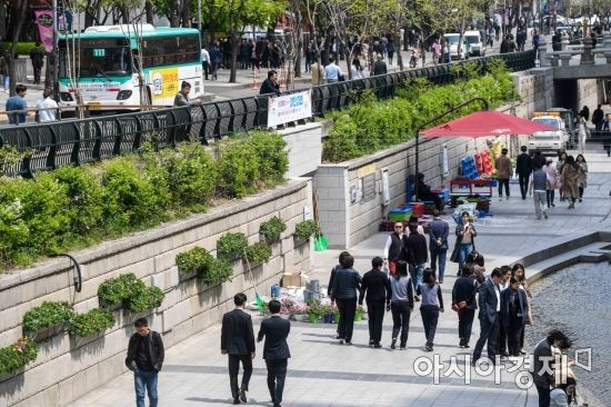 [포토] 한결 가벼워진 옷차림