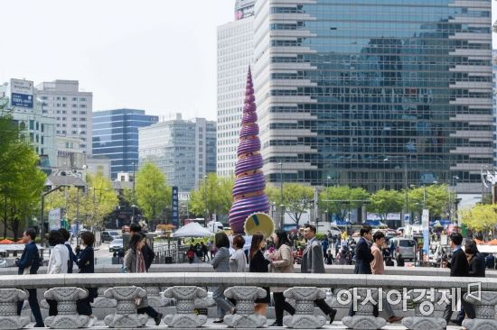 [포토] 봄의 정취 만끽하는 직장인들