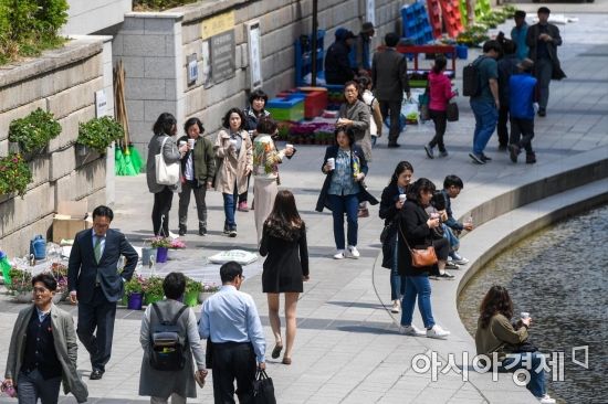 [포토] 따뜻한 서울, 한결 가벼워진 옷차림
