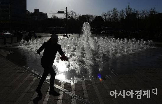 [포토]따스한 봄날, 반가운 바닥분수