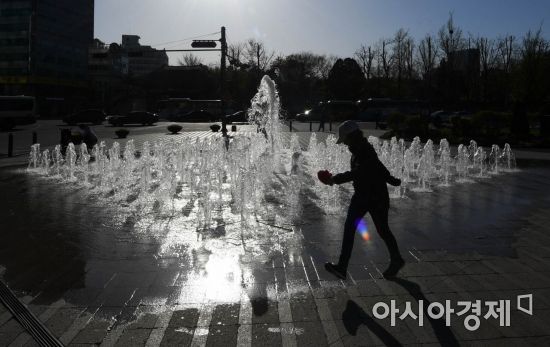 [포토]'시원한 물줄기 뿜는 광장이 좋아'