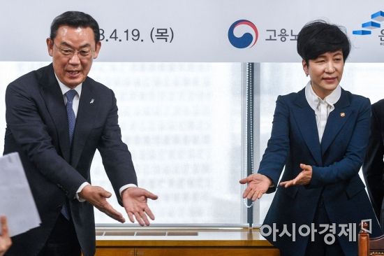 [포토] 자리로 이동하는 김영주 장관-김태영 회장