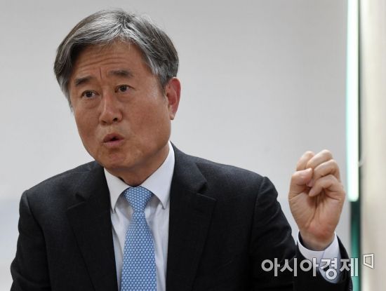 홍준석 대한LPG협회 회장이 지난 19일 서울 서초구 대한LPG협회 회의실에서 친환경 연료로써 LPG의 장점을 설명하고 있다. 홍 회장은 LPG는 경제적일 뿐 아니라 화석연료 중 가장 친환경적이라며 미세먼지에 대응하기 위해 LPG 연료 사용을 늘려야 한다고 말했다.  /문호남 기자 munonam@