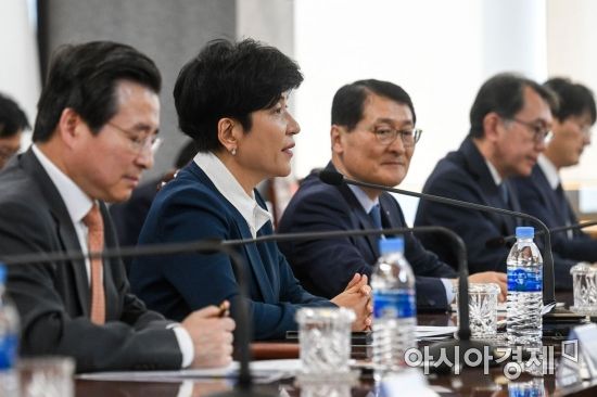 [포토] 은행장들과 간담회 갖는 김영주 장관