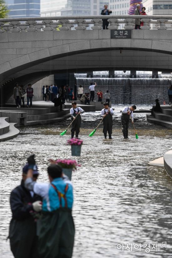 [포토] 청계천을 깨끗하게!