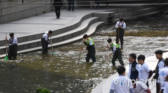 [포토] 봄맞이 청계천 청소