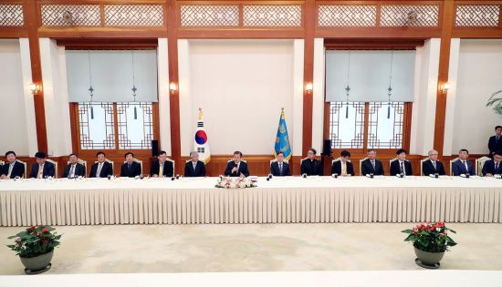 문 대통령 "한반도 문제, 한 번에 해결되지 않아…남북 대화 이어가야"(종합) 