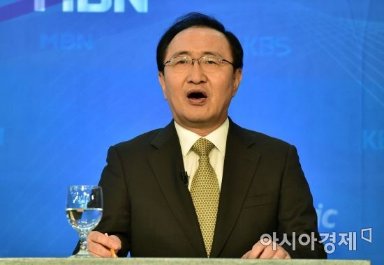 노회찬 평화와정의의 의원 모임 원내대표가 2018년 4월 19일 서울 종로구 세종문화회관 세종홀에서 한국방송기자클럽 초청 '국회 교섭단체 원내대표 초청 개헌문제 토론회'에서 인사말을 하고 있다. /국회사진기자단