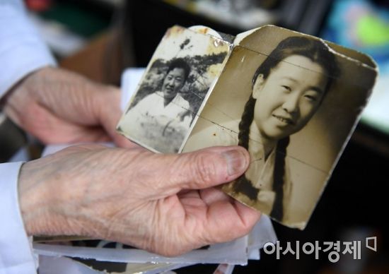 이발사 일을 시작했던 19살 시절 모습(오른쪽 큰 사진)과 시집가던 26살 시절 모습./김현민 기자 kimhyun81@