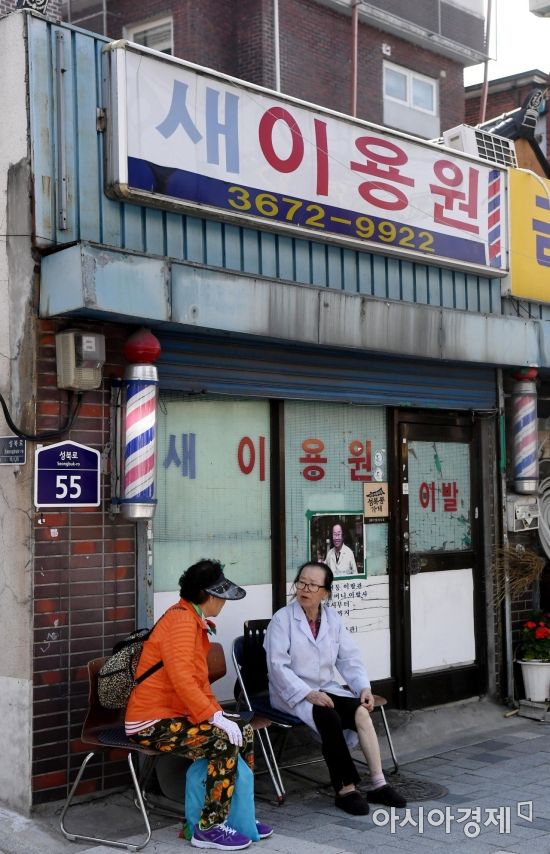 이덕훈 할머니의 이발소 앞에는 행인들이 쉬어갈 수 있는 의자들이 놓여 있다. ./김현민 기자 kimhyun81@