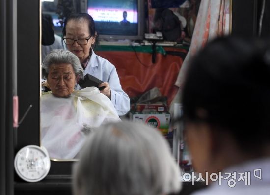 이덕훈 할머니의 이발소는 남성들만 찾는 게 아니다./김현민 기자 kimhyun81@