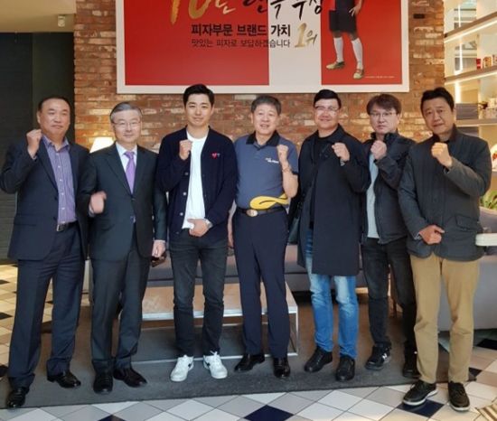 김흥연 총괄사장(왼쪽에서 네번째)이 가족점 대표와 만나 함께 사진을 찍고 있다.