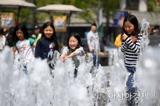 서울 낮 최고기온이 25도까지 오르는 등 초여름 날씨를 보인 20일 서울 종로구 광화문광장 바닥분수에서 어린이들이 시원한 물줄기 속에서 더위를 식히고 있다. /문호남 기자 munonam@