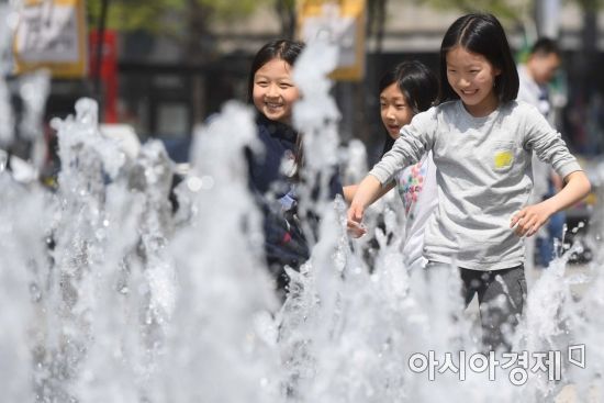 서울 낮 최고기온이 25도까지 오르는 등 초여름 날씨를 보인 20일 서울 종로구 광화문광장 바닥분수에서 어린이들이 시원한 물줄기 속에서 더위를 식히고 있다. /문호남 기자 munonam@