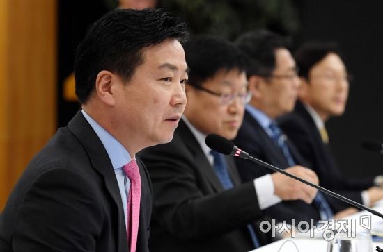 [포토] 중소기업인 현장 간담회 나선 홍종학 장관