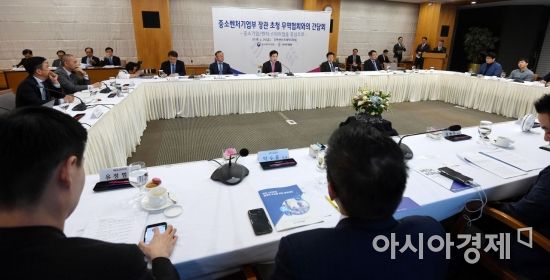 [포토] 중소기업인들과 만난 홍종학 중기부 장관