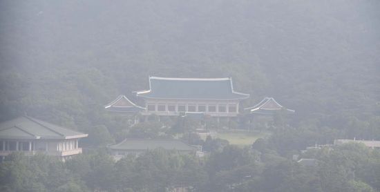 靑 "北, 정상회담에 적극적…판문점서 휴대폰 사용 먼저 제안"