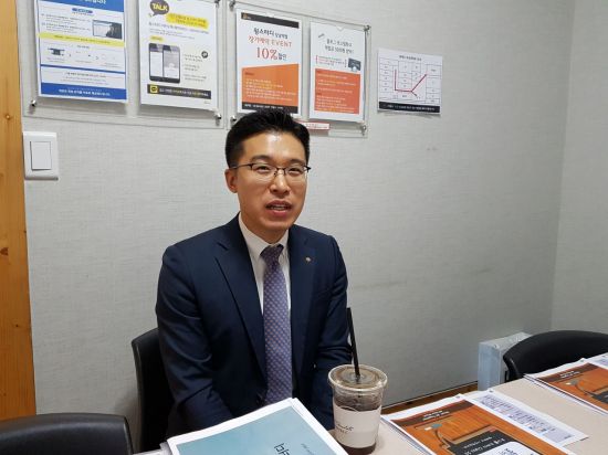 남윤규 우리은행 인재개발부 인재혁신팀 과장이 새로 도입된 신입 교육인 소그룹 스터디에 대해 설명하고 있다.
