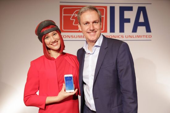 유럽 최대 가전전시회 'IFA 2018'의 사전 프레스 컨퍼런스가 20일(현지시간) 이탈리아 로마에서 열렸다. 필립스는 파워브리핑을 통해 수면의 질을 높이기 위한 종합 솔루션을 공개했다. IFA 전시회의 상징 'IFA 걸'이 '스마트 슬립 밴드'를 착용하고 있다.