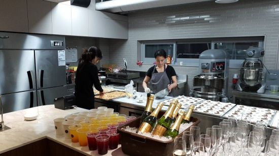 비 파티세리 창업자인 벨린다 렁이 사전 오픈 행사 음식을 준비하고 있다.