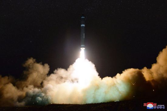 2017년 11월 북한의 대륙간탄도미사일(ICBM) ‘화성-15’ 시험발사 모습(사진=연합뉴스).