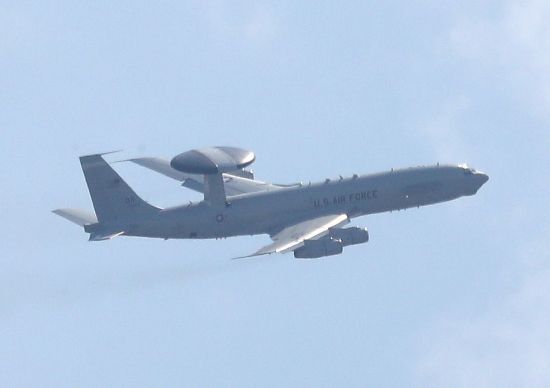 북한이 중거리탄도미사일급 이상으로 추정되는 미사일을 일본 상공으로 발사한 지난해 9월 15일 오전 경기도 평택시 주한미군 오산공군기지에서 미군 조기경보기(E-3 AWACS)가 이륙하고 있다(사진=연합뉴스).