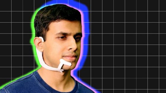 알터에고 헤드셋 시제품을 착용한 모습. 속말은 자기 밖에는 전혀 모르는 것이지만, MIT 미디어랩 연구소는 얼굴과 턱 근육의 미세한 전기 신호를 읽은 뒤 인공지능(AI)으로 분석하여 속말의 내용을 해독하여 음성으로 발화할 수 있는 장치의 연구 개발을 진행하고 있다.