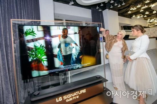 ▲모스크바국제영화제 전야제에 참석한 관람객들이 LG 시그니처 올레드 TV제품을 살펴보고 있다. (제공=LG전자)
