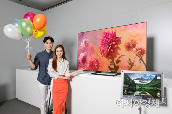 ▲삼성전자 모델들이 2018년형 삼성 QLED TV를 소개하고 있다.(제공=삼성전자)