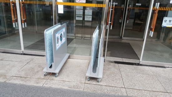 서울 지하철역서 '우산비닐커버' 사라진다…빗물제거기 설치