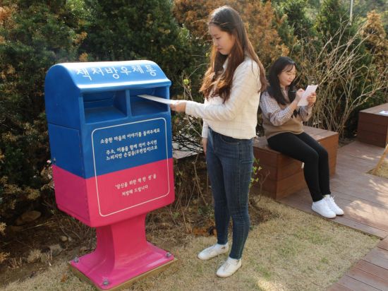 송파글마루도서관 야외 정원 '책 처방 우체통'  설치