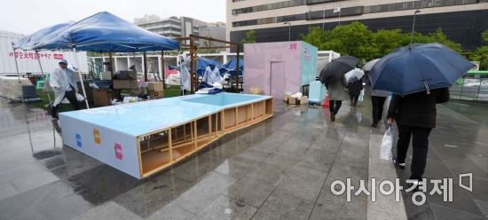 [포토]몰아치는 비바람에 취소된 책 축제