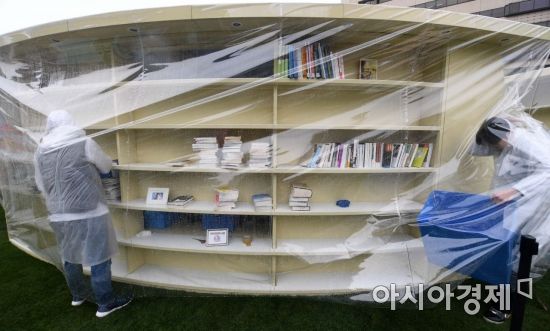 [포토]강한 비바람에 취소된 광화문 '책 축제'