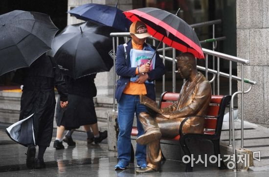 [포토]'우산 씌워 드릴게요, 읽던 책 마저 읽으세요'