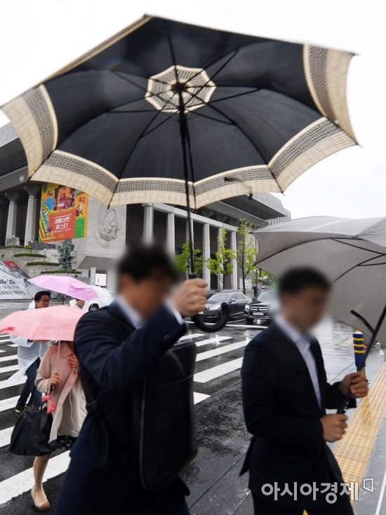 [포토]세찬 비비람에 우산이 휘청